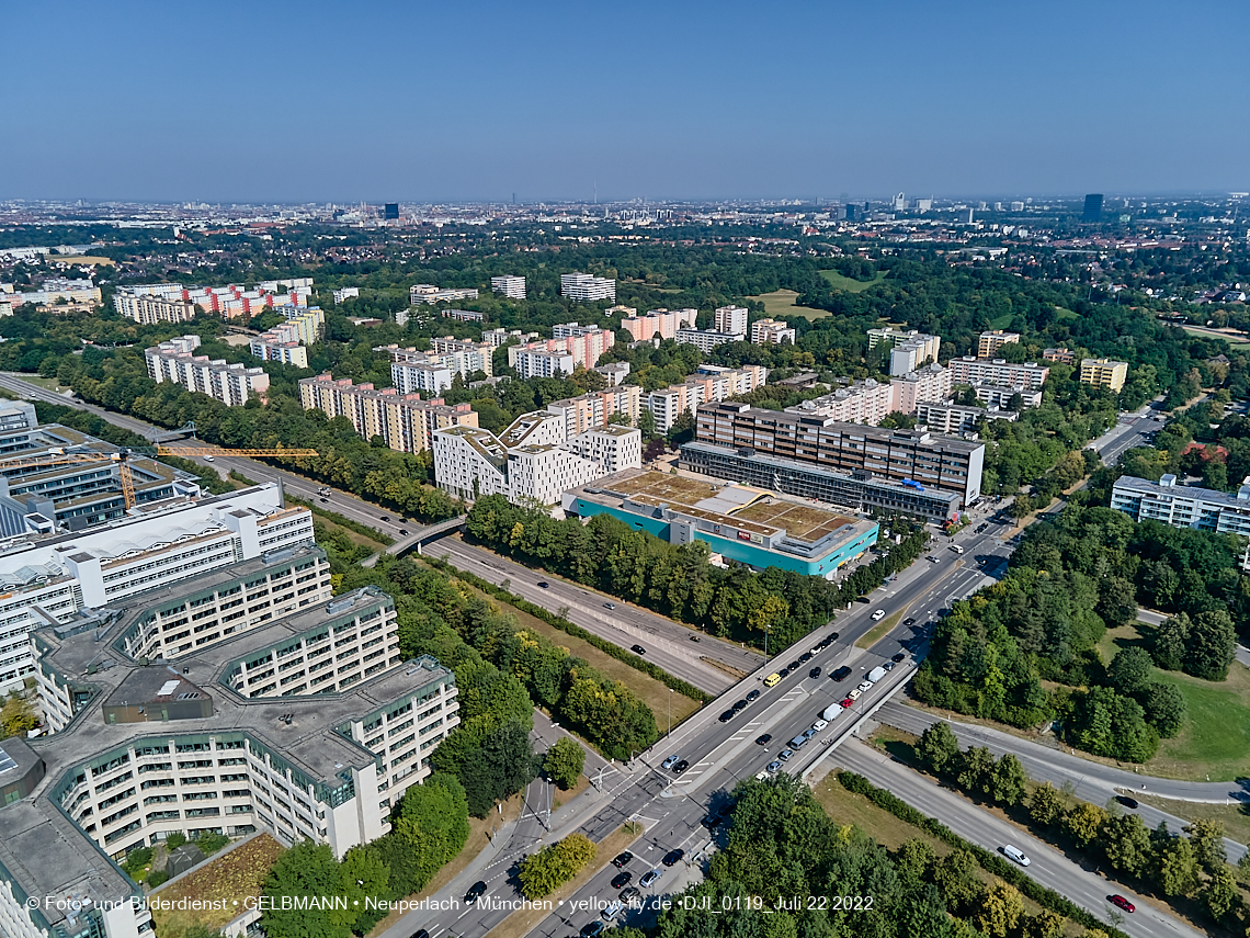 22.07.2022 - ehemaliges Alliant-Versicherungsgebäude und Wohnring in Neuperlach